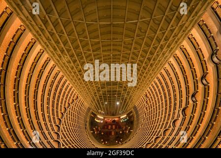 Shanghai, China - 17. August 2011: Blick von oben auf das spektakuläre Atrium des Grand Hyatt Hotels im Jin Mao Tower Stockfoto