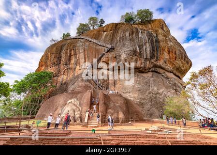 Sigiriya, Sri Lanka - 15. August 2017: Eine Gruppe von Touristen klettert auf Sigiriya Felsen, am Löwentor. Sigiriya ist eine alte Felsenfestung Stockfoto