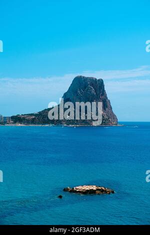 Ein Blick auf das Vorgebirge Penon de IFAC in Calpe, in der Valencianischen Gemeinschaft, Spanien, das aus dem Mittelmeer herauskommt Stockfoto