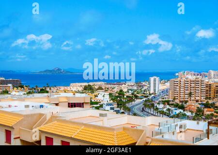 Ein Blick über La Manga del Mar Menor, in Murcia, Spanien, mit der Lagune von Mar Menor und der Insel Isla del Baron auf der linken Seite Stockfoto