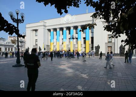 Nicht exklusiv: KIEW, UKRAINE - 23. AUGUST 2021 - die Säulen des Gebäudes Werchowna Rada sind blau und gelb - die Farben der ukrainischen Flagge Stockfoto