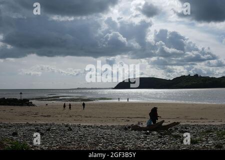 Ein Blick über die Mündung von Ferriside auf die Landzunge von Llansteffan und Llansteffan Castle, Carmarthenshire, Wales, Großbritannien. Stockfoto