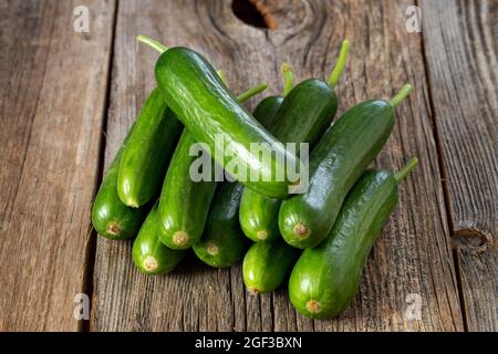 Frische reife Gurken auf Holzhintergrund Stockfoto