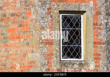 Historisches Bleilichtfenster auf einem alten Gebäude Stockfoto