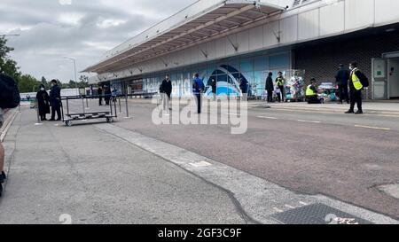 Die Polizei und andere Beamte warten vor der Ankunftshalle des Flughafens Birmingham auf die Ankunft von Flüchtlingen aus Afghanistan in England. Bilddatum: Montag, 23. August 2021. Stockfoto