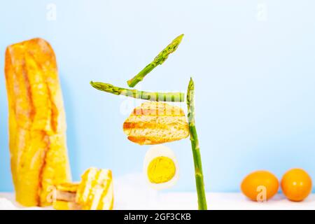 Frisch gegrilltes Brot, Spargel und Ei. Zum Frühstück gibt es Inridients. Gleichgewichtsschwimmende Lebensmittel. Balance Levitation Food Stockfoto