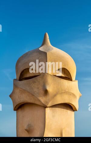 Kamin auf dem Dach, Casa Mila oder La Pedrera, Barcelona, Katalonien, Spanien Stockfoto