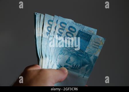 brasilien Geld in der Hand gestapelt - mehrere hundert reale Rechnungen Stockfoto