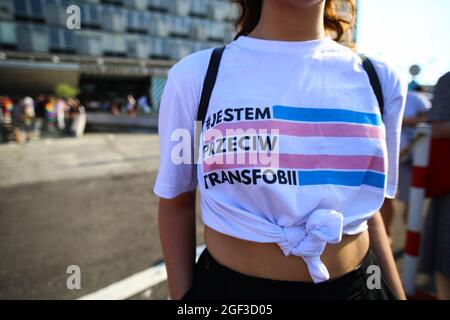 Ein teilnehmer am marsch trägt ein T-Shirt mit der Aufschrift „Ich bin gegen Transpoby“ und einer transsexuellen Stolzflagge. Jährliche Gleichstellungsmarsches auch k Stockfoto