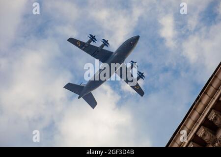 Ukraine, Kiew - 18. August 2021: Antonov AN-70 Militärflugzeug. Große ukrainische vier-Propeller-Triebwerk fliegt am Himmel. Mittlere Reichweite Stockfoto