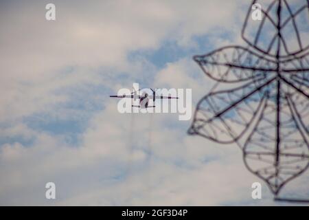 Ukraine, Kiew - 18. August 2021: Antonov AN-70 Militärflugzeug. Große ukrainische vier-Propeller-Triebwerk fliegt am Himmel. Mittlere Reichweite Stockfoto