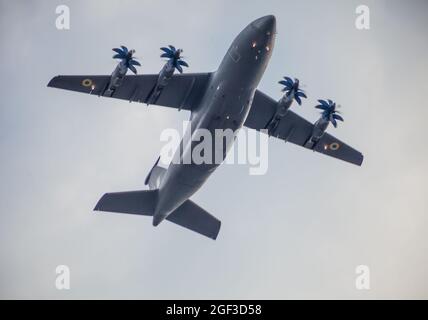 Ukraine, Kiew - 18. August 2021: Antonov AN-70 Militärflugzeug. Große ukrainische vier-Propeller-Triebwerk fliegt am Himmel. Mittlere Reichweite Stockfoto