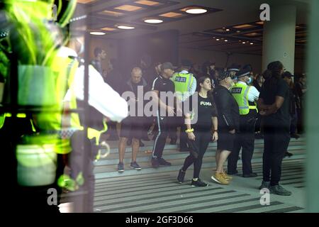 Demonstranten in der Lobby des ITN an der Grays Inn Road, London, nachdem eine Gruppe von Demonstranten „unrechtmäßig Zugang“ zum Gebäude erhalten hatte. Es wird davon ausgegangen, dass die Demonstranten nach einem Anti-Impfungs- und Anti-Sperrprotest im Zentrum von London ihren Weg in das Gebäude an der Gray's Inn Road in Camden gedrängt haben. Bilddatum: Montag, 23. August 2021. Stockfoto