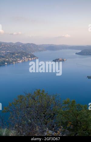 Panoramablick auf den Ortasee in Norditalien, Herbstnachmittag. Stockfoto