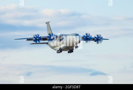 Ukraine, Kiew - 18. August 2021: Antonov AN-70 Militärflugzeug. Große ukrainische vier-Propeller-Triebwerk fliegt am Himmel. Mittlere Reichweite Stockfoto