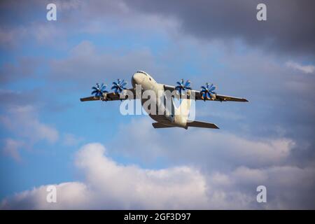 Ukraine, Kiew - 18. August 2021: Antonov AN-70 Militärflugzeug. Große ukrainische vier-Propeller-Triebwerk fliegt am Himmel. Mittlere Reichweite Stockfoto