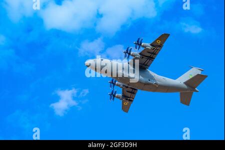 Ukraine, Kiew - 18. August 2021: Antonov AN-70 Militärflugzeug. Große ukrainische vier-Propeller-Triebwerk fliegt am Himmel. Mittlere Reichweite Stockfoto