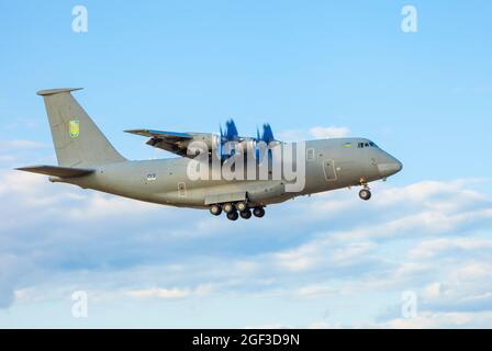 Ukraine, Kiew - 18. August 2021: Antonov AN-70 Militärflugzeug. Große ukrainische vier-Propeller-Triebwerk fliegt am Himmel. Mittlere Reichweite Stockfoto