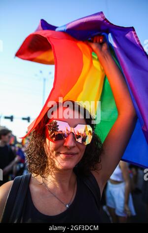 Während des marsches wird ein Teilnehmer mit einer Sonnenbrille und einer Regenbogenfahne gesehen. Der jährliche Gleichstellungsmarsch wird auch als „Pride Parade“ bezeichnet. Dieses Jahr Stockfoto