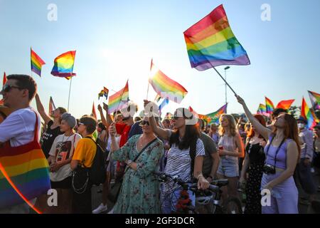 Mitglieder der polnischen LGBTQ-Gemeinschaft werden während des marsches mit Regenbogenfahnen gesehen. Der jährliche Gleichstellungsmarsch wird auch als „Pride Parade“ bezeichnet. Der diesjährige märz Stockfoto