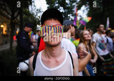 Während des marsches wird ein Teilnehmer mit einer Regenbogensonnenbrille gesehen. Der jährliche Gleichstellungsmarsch wird auch als „Pride Parade“ bezeichnet. Der diesjährige märz att Stockfoto