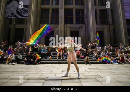 Während des marsches wird eine junge Frau gesehen, die eine LGBT-Stolzflagge in Regenbogenfarben schwenkt. Der jährliche Gleichstellungsmarsch wird auch als „Pride Parade“ bezeichnet. Die diesjährige märz-Attraktiva Stockfoto