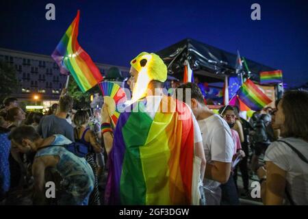 Ein Teilnehmer, der eine Pokemon Pikachu Mütze trägt, wird nach dem marsch mit einer Regenbogenflagge auf seinem Rücken gesehen. Annual Equality March, auch bekannt als „Pride P Stockfoto