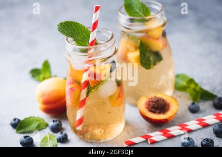 Erfrischende kalte Pfirsichlimonade, Eistee in der Flasche Stockfoto