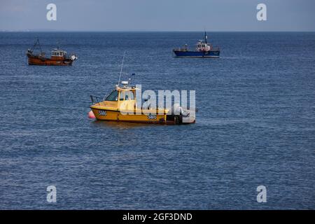 Kleine lokale Fischerboote, die im Sommer 2021 vor Selsey Beach, großbritannien, gesehen wurden. Stockfoto