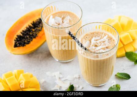 Mango-Kokosnuss-Smoothie im Glas. Gesundes tropisches Fruchtgetränk oder Milchshake Stockfoto