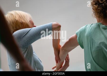 Zwei Tänzer improvisieren in Kontakt. Zeitgenössischer Tanz Stockfoto