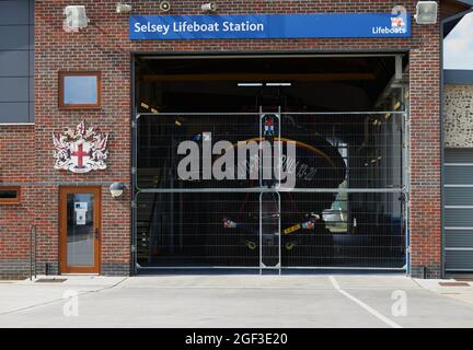 Rettungsboot der RNLI gesehen in Selsey, UK, im Sommer 2021. Stockfoto