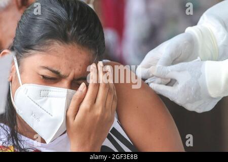 Colombo, Sri Lanka. August 2021. Das Impfprogramm der Regierung, das Teil ihrer Bekämpfung der Ausbreitung des Coronavirus ist, wurde im Viharamahadevi Park in Colombo, Sri Lanka, trotz der anhaltenden zehntägigen Inselsperre am 23. August 2021 fortgesetzt. (Foto: Saman Abesiriwardana/Pacific Press/Sipa USA) Quelle: SIPA USA/Alamy Live News Stockfoto