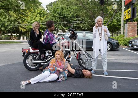 ELLEN BURSTYN, ANN-MARGRET, LORETTA DEVINE UND JANE CURTIN IN QUEEN BEES (2021), REGIE: MICHAEL LEMBECK. Kredit: GROSSE INDIE BILDER / Album Stockfoto