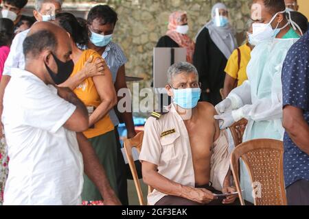 Colombo, Sri Lanka. August 2021. Das Impfprogramm der Regierung, das Teil ihrer Bekämpfung der Ausbreitung des Coronavirus ist, wurde im Viharamahadevi Park in Colombo, Sri Lanka, trotz der anhaltenden zehntägigen Inselsperre am 23. August 2021 fortgesetzt. (Foto: Saman Abesiriwardana/Pacific Press/Sipa USA) Quelle: SIPA USA/Alamy Live News Stockfoto