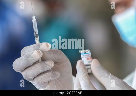 Colombo, Sri Lanka. August 2021. Das Impfprogramm der Regierung, das Teil ihrer Bekämpfung der Ausbreitung des Coronavirus ist, wurde im Viharamahadevi Park in Colombo, Sri Lanka, trotz der anhaltenden zehntägigen Inselsperre am 23. August 2021 fortgesetzt. (Foto: Saman Abesiriwardana/Pacific Press/Sipa USA) Quelle: SIPA USA/Alamy Live News Stockfoto