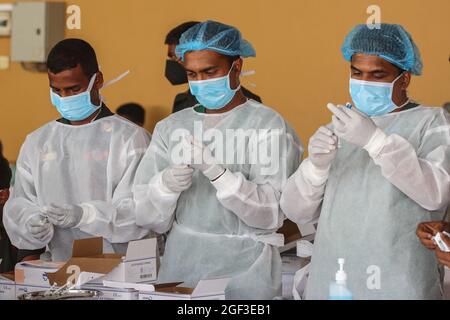 Colombo, Sri Lanka. August 2021. Das Impfprogramm der Regierung, das Teil ihrer Bekämpfung der Ausbreitung des Coronavirus ist, wurde im Viharamahadevi Park in Colombo, Sri Lanka, trotz der anhaltenden zehntägigen Inselsperre am 23. August 2021 fortgesetzt. (Foto: Saman Abesiriwardana/Pacific Press/Sipa USA) Quelle: SIPA USA/Alamy Live News Stockfoto