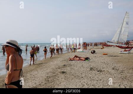 Versilia, Italien. August 2021. Ein Blick auf die Küste der Versilia, Toskana, Italien, am 22. August 2021. Die Toskana hat mehr als 400 km (250 Meilen) Küste. Der nördliche Teil der Insel, die Versilia genannt wird, hat einen breiten und langen Sandstrand, der kilometerweit von Marina di Carrara bis Torre del Lago Puccini reicht und glamouröse Resorts wie Forte dei Marmi, Marina di Pietrasanta und Viareggio umfasst. Hunderte von Badeanstalten bedecken die Küste, mit Apuanischen Alpen, einer sehr beeindruckenden Bergkette im Hintergrund.(Foto: Elisa Gestri/Sipa USA) Quelle: SIPA USA/Alamy Live News Stockfoto