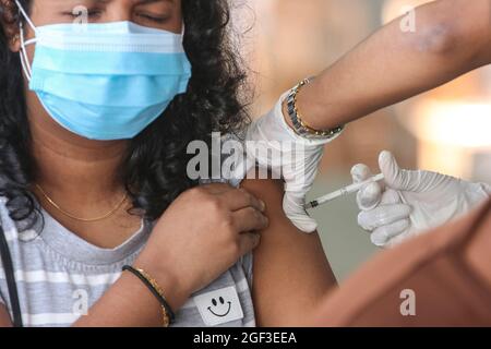 Colombo, Sri Lanka. August 2021. Das Impfprogramm der Regierung, das Teil ihrer Bekämpfung der Ausbreitung des Coronavirus ist, wurde im Viharamahadevi Park in Colombo, Sri Lanka, trotz der anhaltenden zehntägigen Inselsperre am 23. August 2021 fortgesetzt. (Foto: Saman Abesiriwardana/Pacific Press/Sipa USA) Quelle: SIPA USA/Alamy Live News Stockfoto