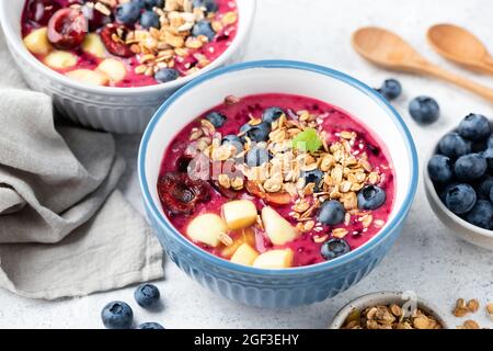 Superfood-Smoothie-Schale mit Granola und Beere-Belag. Kalorienarme vegane Detox-Mahlzeit Stockfoto