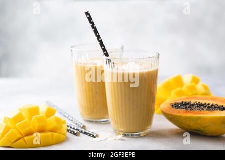 Gelber Mango Papaya Smoothie im Glas. Leckerer Mangolassi Stockfoto
