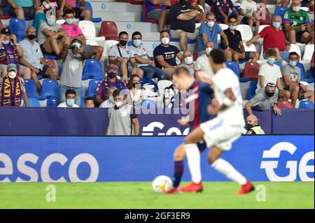 Valencia, Spanien. August 2021. Maskierte Zuschauer während der Runde 2 der LaLiga Santander 2021/2022 zwischen Levante UD und Real Madrid CF im Estadio Ciudad de Valencia.Endstand; Levante UD 3:3 Real Madrid CF. Kredit: SOPA Images Limited/Alamy Live Nachrichten Stockfoto