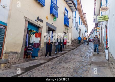 CUZCO, PERU - 23. MAI 2015: Menschen auf der Straße im Zentrum von Cuzco, Peru. Stockfoto