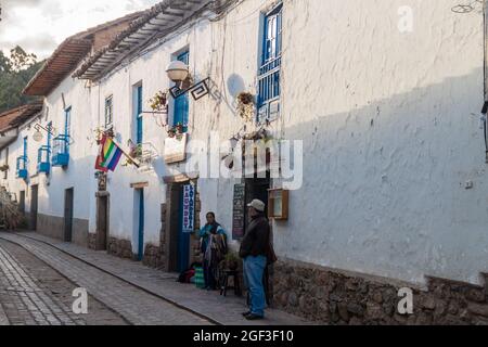 CUZCO, PERU - 23. MAI 2015: Menschen auf der Straße im Zentrum von Cuzco, Peru. Stockfoto