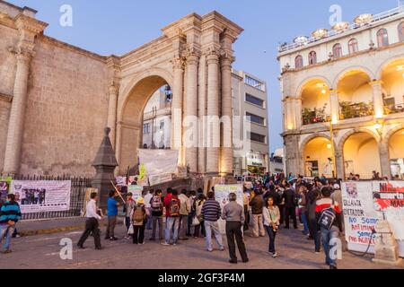 AREQUIPA, PERU - 26. MAI 2015: Teilnehmer von Anti-Bergbau-Protesten auf dem Platz Plaza de Armas in Arequipa, Peru Stockfoto