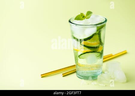 Entgiften Sie das Zitronenwasser der Gurke im Glas. Kopierbereich der Nahaufnahme. Gewichtsverlust Konzept Stockfoto