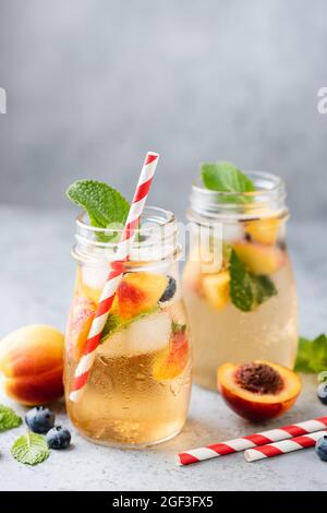 Kalte Pfirsichlimonade in der Flasche. Erfrischender Sommerdrink Stockfoto