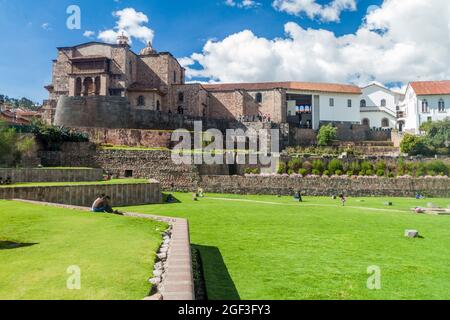 CUZCO, PERU - 23. MAI 2015: Qorikancha Ruinen und Kloster Santo Domingo in Cuzco, Peru. Stockfoto