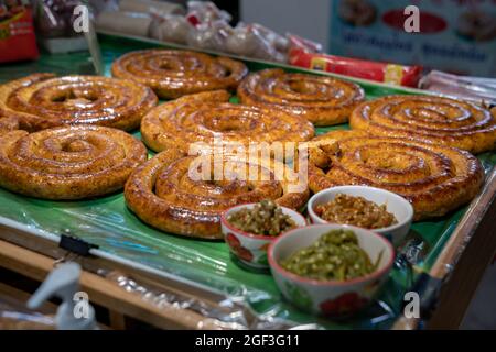 Sai Aua, Nordthailand Spicy Sausage ist eine berühmte traditionelle lokale Saurage, die mit Curryfleisch und Kräutern zubereitet wird, im Laden liegt und zum Verkauf bereit ist. Stockfoto