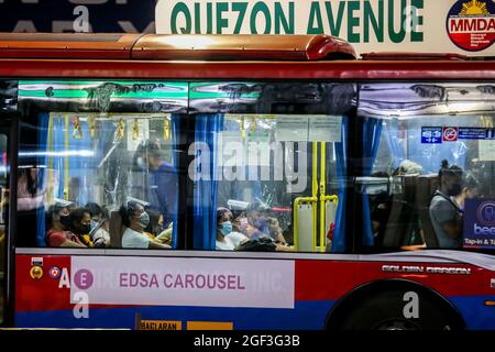 (210823) -- QUEZON CITY, 23. August 2021 (Xinhua) -- Menschen mit Schutzmasken werden in einem Bus in Quezon City, Philippinen, gesehen, 23. August 2021. Das philippinische Gesundheitsministerium (DOH) meldete am Montag 18,332 neue COVID-19-Infektionen, die größte eintägige Spitze seit dem Ausbruch der Pandemie im vergangenen Jahr. Die Rekordzahl an bestätigten Fällen im südostasiatischen Land führte zu 1,857,646 Fällen. (Xinhua/Rouelle Umali) Stockfoto